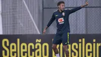 Striker Brasil, Neymar, tampak rileks saat latihan di Granja Comary, Rio de Janeiro, Selasa (22/5/2018). Latihan ini merupakan persiapan jelang Piala Dunia 2018. (AFP/Mauro Pimentel)