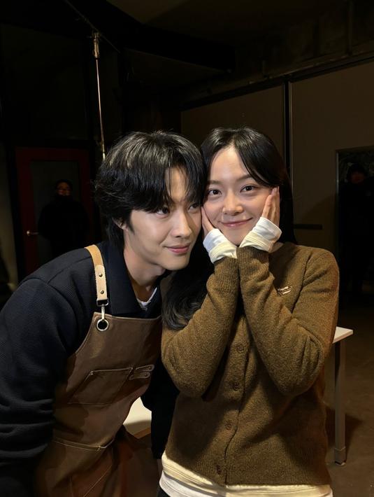 <p>Ia melanjutkan, &ldquo;Melalui Min Ju, Yong Ju, dan berbagai karakter, situasi, dan emosi dalam drama tersebut, saya berharap pemirsa memiliki kesempatan untuk merenungkan perasaan mereka sendiri dan tumbuh.&rdquo; (Foto: Instagram/ clean_0828)</p>