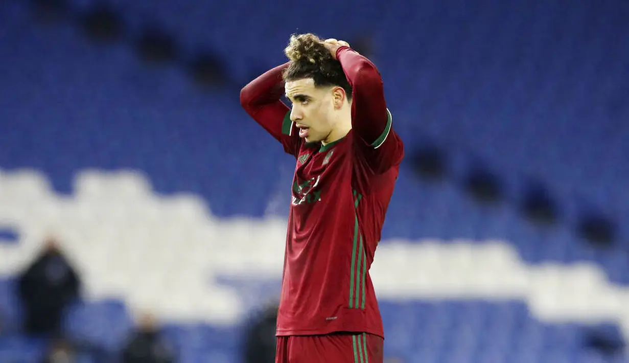 Pemain Wolverhampton Wanderers, Rayan Ait-Nouri, tampak kecewa usai ditahan imbang Brighton and Hove Albion pada laga Liga Inggris di Stadion Amex, Sabtu (2/1/2021). Kedua tim bermain imbang 3-3. (Gareth Fuller/POOL/AP)