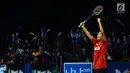 Pebulu tangkis Indonesia, Gregoria Mariska Tunjung mengangkat tangan usai mengalahkan Chen Yufei (China) pada putaran pertama Indonesia Open 2017 di Jakarta, Selasa (13/6). Gregoria unggul 17-21, 21-19, 21-19. (Liputan6.com/Helmi Fithriansyah)