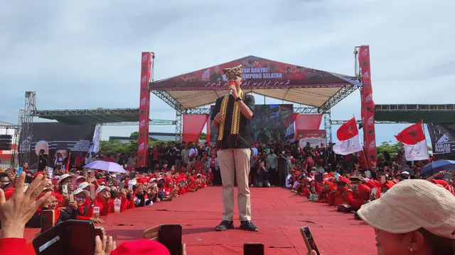Capres nomor urut tiga, Ganjar Pranowo saat menyapa Srikandi dan pendukung Ganjar-Mahfud pada hajatan rakyat di lapangan Expo GWH Kalianda, Lampung Selatan