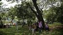 <p>Warga bersantai di halaman luar Monumen Nasional (Monas) Jakarta, Kamis (5/5/2022). Meski kawasan Monas masih ditutup sejak awal pandemi COVID-19 pada Maret 2020 lalu namun tidak menyurutkan minat warga untuk bisa berwisata yaitu dengan memanfaatkan kawasan luar monumen tersebut. (Liputan6.com/Faizal Fanani)</p>