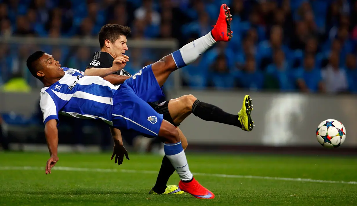 Duel panas terjadi di leg pertama perempat final Liga Champions antara Porto dengan Bayern Munich di Stadion do Dragao, Kamis (16/4/2015). Porto menang 3-1 atas Bayern Munich.(REUTERS/Rafael Marchante)