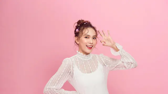 Terinspirasi dari Mie Sedaap Pedas Favoritmu, Ide Outfit Nonton Konser Ini Bikin Penampilan Makin Slay!