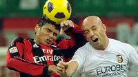 Thiago Silva (kiri) saat berkostum AC Milan, pada laga Serie A kontra Palermo (10/11/2010), di Stadio San Siro. Silva kemungkinan kembali ke I Rossoneri pada bursa transfer musim dingin tahun depan.  (EPA/Daniel Dal Zennaro)