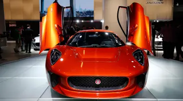 Sportcar Jaguar C-X75 yang akan hadir dalam film James Bond terbaru, `Spectre` ikut dihadirkan di Frankfurt Motor Show (IAA) 2015, Jerman (16/9/2015). Dalam adegan film Spectre, mobil tersebut akan dikendarai oleh Dave Bautista (Reuters/ Odd Andersen)