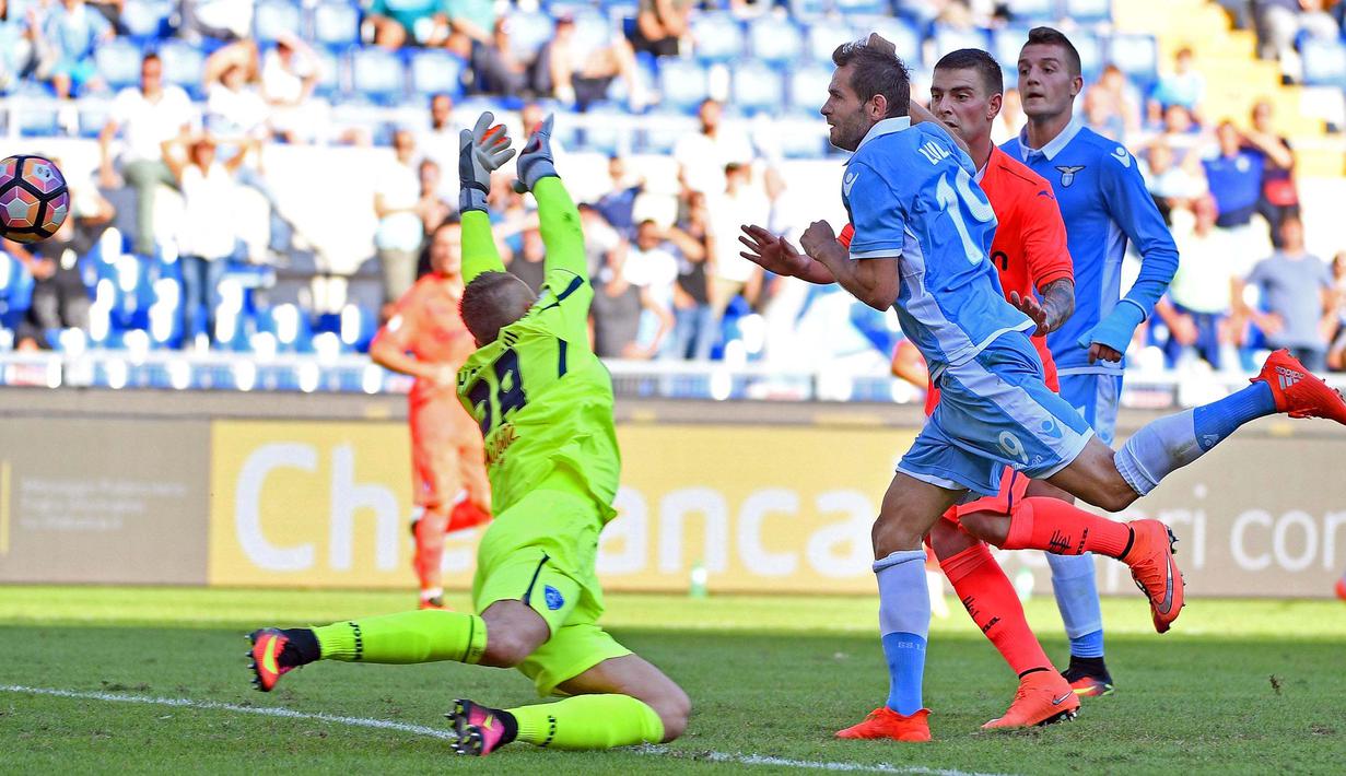 Pemain Lazio, Senad Lulic (2kiri) saat mencetak gol ke gawang Empoli pada lanjutan Serie A Italia di Stadion Olimpico, Roma, Italia, (25/9/2016). (EPA/Ettore Ferrari)