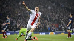 PERINGKAT I -  Striker Polandia, Robert Lewandowski memimpin klasemen pencetak gol terbanyak pada kualifikasi Piala Eropa 2016 dengan total 13 gol dalam 10 pertandingan. (AFP Photo/Andy Buchanan)