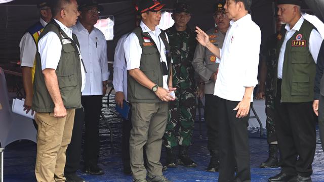 Presiden Joko Widodo atau Jokowi saat meninjau lokasi banjir lahar dingin di Nagari Bukik Batabuah, Kabupaten Agam, Sumatera Barat, Selasa (21/5/2024).
