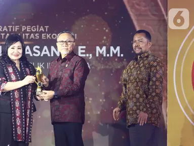 Wakil Komisaris Utama SCM Suryani Zaini saat memberikan penghargaan kepada Menteri Perdagangan Zulkifli Hasan dalam Anugrah Inspiratif Liputan6.com di Jakarta, Sabtu (8/7/2023). Zulkifli Hasan mendapatkan penghargan kategori tokoh inspiratif pegiat pertumbuhan dan stabilitas ekonomi. (Liputan6.com/Angga Yuniar)