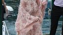 Sementara sang ibu, Kris Jenner, mengenakan gaun berbulu warna peach dari Dolce & Gabbana. (Instagram/enews).