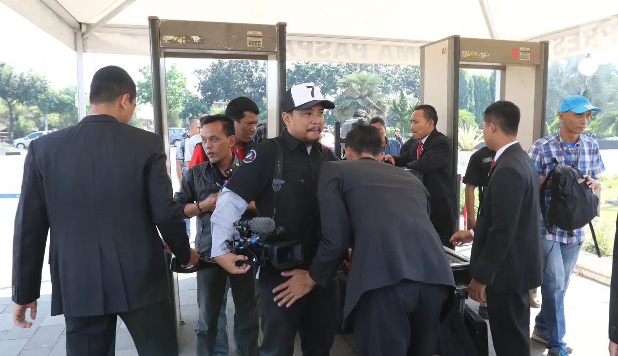 Petugas memeriksa awak media maupun warga yang akan masuk TMP Kalibata jelang pemakaman Presiden ke-3 RI BJ Habibie, Jakarta, Kamis (12/9/2019). Habibie meninggal setelah mendapat perawatan intensif selama beberapa hari terakhir di RSPAD Gatot Subroto Jakarta Pusat. (Liputan6.com/Immanuel Antonius)