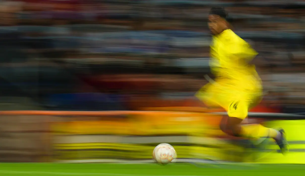 Pemain Chelsea Trevoh Chalobah mengontrol bola saat melawan Real Madrid pada pertandingan leg kedua perempat final Liga Champions di Stadion Santiago Bernabeu, Madrid, Spanyol, 12 April 2022. Real Madrid kalah 2-3. (AP Photo/Manu Fernandez)