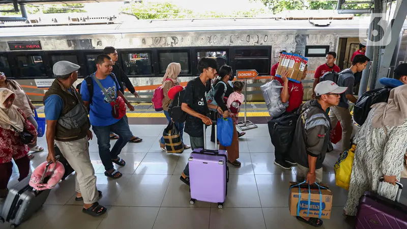 Pemudik Tiba di Jakarta Melalui Stasiun Kereta