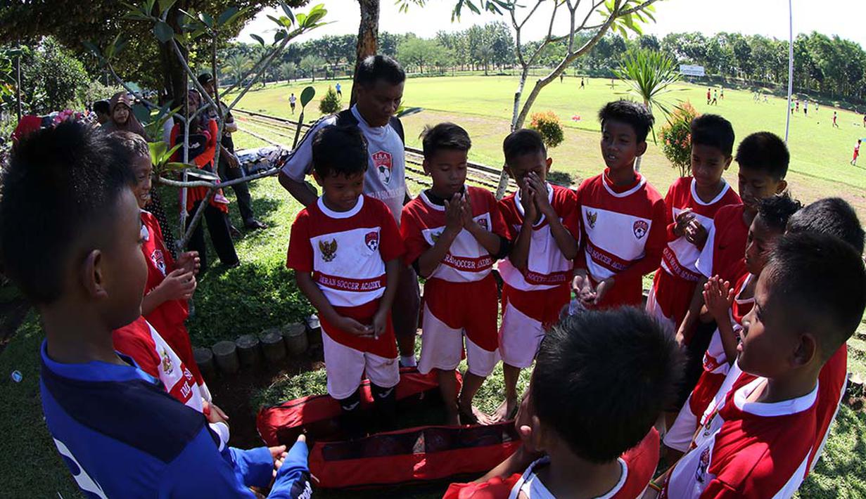 Berdoa bersama selepas latihan. (Bolacom/Arief Bagus)
