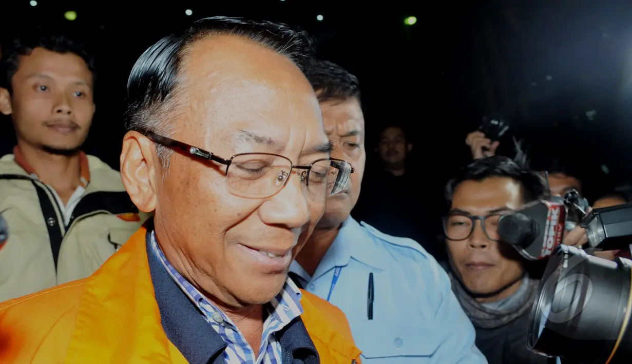 Mantan Menteri Energi dan Sumber Daya Mineral (ESDM) Jero Wacik, digiring ke dalam mobil tahanan menuju LP Cipinang, usai menjalani pemeriksaan di gedung KPK, Jakarta, Selasa (5/5/2015). (Liputan6.com/Andrian M Tunay)