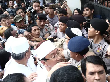 Sejumlah masyarakat berdesakan untuk memasuki  Pengadilan Negeri (PN) Jakarta Utara, Selasa (13/12). Mereka berebut masuk ke ruang sidang perdana Basuki Tjahaja Purnama (Ahok) yang berkapasitas maksimal 80 orang. (Liputan6.com/Faizal Fanani)