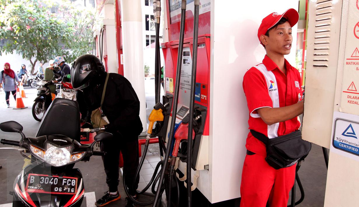 Aktivitas pengisian BBM di SPBU Cikini, Jakarta, Rabu (30/9/2015). Menteri ESDM, Sudirman Said menegaskan, awal Oktober tidak ada penurunan atau kenaikan harga bahan bakar minyak (BBM) baik itu bensin premium maupun solar. (Liputan6.com/Angga Yuniar)