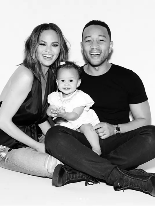 “Berhasil memberikan kejutan untuk John dengan menempuh perjalanan rahasia untuk menemuinya di Boston. Tingkat pemberiannya 10/10,” tulis Chrissy Teigen. (Instagram/chrissyteigen)