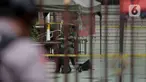 Personel Penjinak Bom (Jibom) Gegana Polda Metro Jaya memeriksa sebuah tas  mencurigakan yang ditemukan di pelataran Masjid Agung Sunda Kelapa, Menteng, Jakarta Pusat, Selasa (31/12/2019).  Setelah dilakukan pengecekan, tas ransel itu ternyata berisi baju-baju. (Liputan6.com/Faizal Fanani)