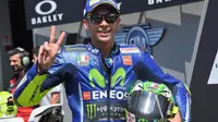 Pebalap Movistar Yamaha, Valentino Rossi, berpose setelah sesi kualifikasi MotoGP Italia di Sirkuit Mugello, Sabtu (3/6/2017). (Luca Zennaro/ANSA via AP)