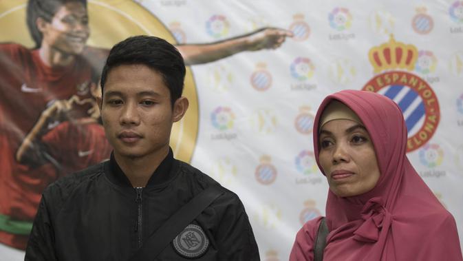 Pesepak bola Indonesia, Evan Dimas, didampingi sang ibunda, Ana Darmono, menggelar jumpa pers jelang keberangkatannya ke Spanyol di Kemenpora, Jakarta, Selasa (2/2/2016). (Bola.com/Vitalis Yogi Trisna