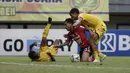 Striker Bali United, Fahmi Ayyubi, berusaha melewati pemain Bhayangkara FC pada laga Shopee Liga 1 di Stadion Patriot Chandrabhaga, Bekasi, Jumat (13/9). Bhayangkara bermain imbang 0-0 atas Bali United. (Bola.com/Yoppy Renato)