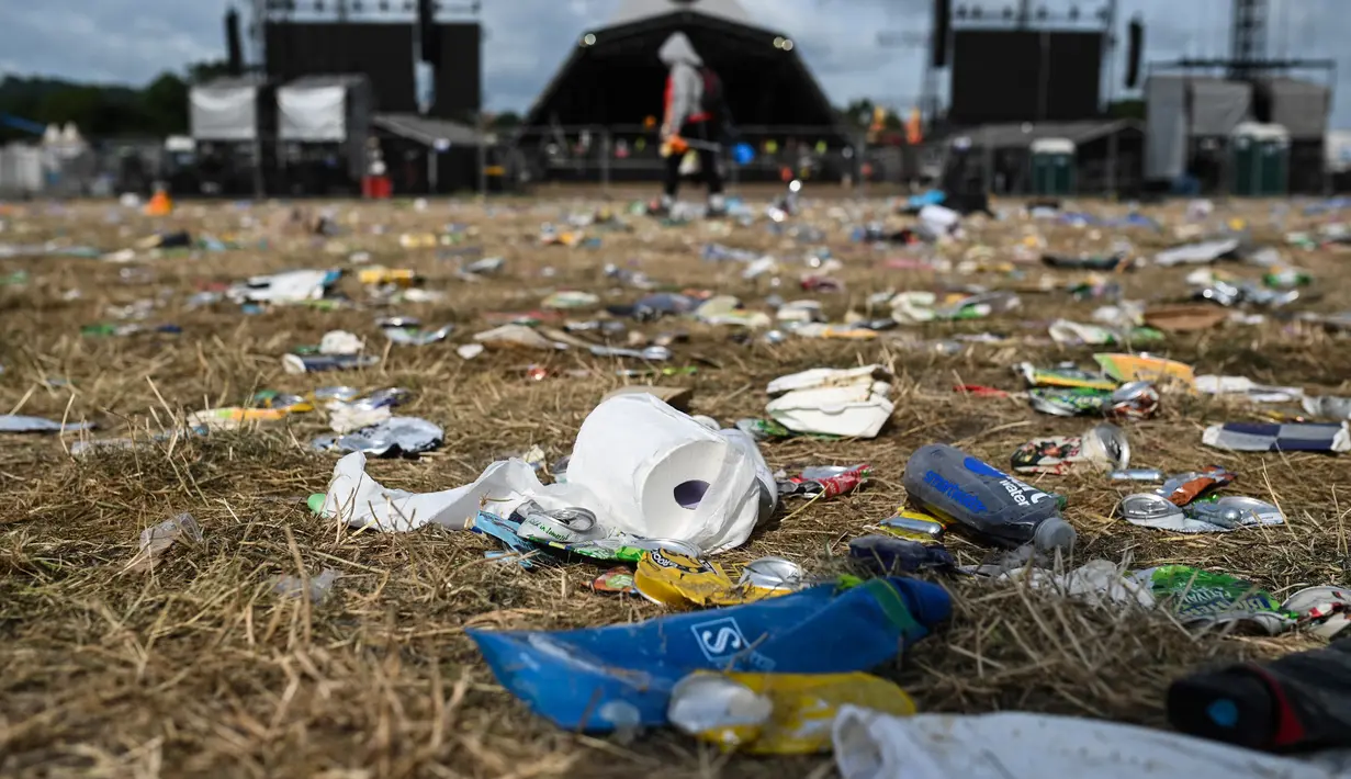 Sebelum peserta berangkat, staf festival mengingatkan penonton untuk 'mencintai pertanian' dan 'tidak meninggalkan jejak'. (AFP/Oli Scarff)