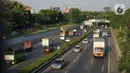 Kendaraan melintasi jalan tol di Jakarta, Kamis (27/8/2020). Gubernur DKI Jakarta Anies Baswedan mengusulkan agar Tol Dalam Kota dapat dilintasi oleh pengendara sepeda jenis road bike karena banyak masyarakat yang berolahraga dan menjadikan sepeda sebagai gaya hidup. (Liputan6.com/Immanuel Antonius)