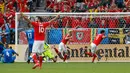 Hal Robson-Kanu melakukan selebrasi usai mencetak gol ke gawang Slovakia di Stade de Bordeaux, Prancis (11/6). Gol Kanu membawa Wales menang 2-1 atas Slovakia. (Reuters/ Albert Gea)