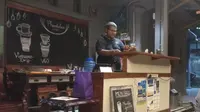 Tukar Buku dengan Kopi untuk Pelajar di Papua