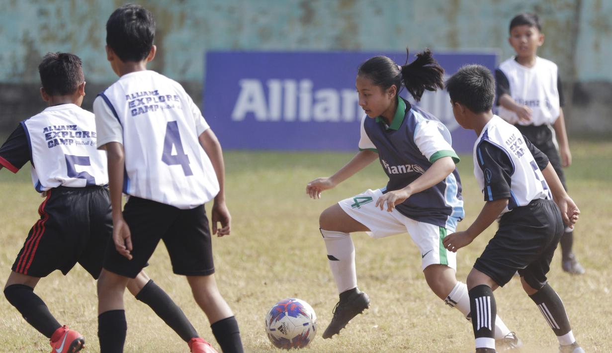 Sejumlah anak mengikuti tes fisik program Allianz Explorer Camp 2019 di Lapangan PSPT Tebet, Jakarta, Sabtu (22/6). Nantinya akan ada pemenang yang diberangkatkan ke Singapura dan Munchen. (Bola.com/Vitalis Yogi Trisna)