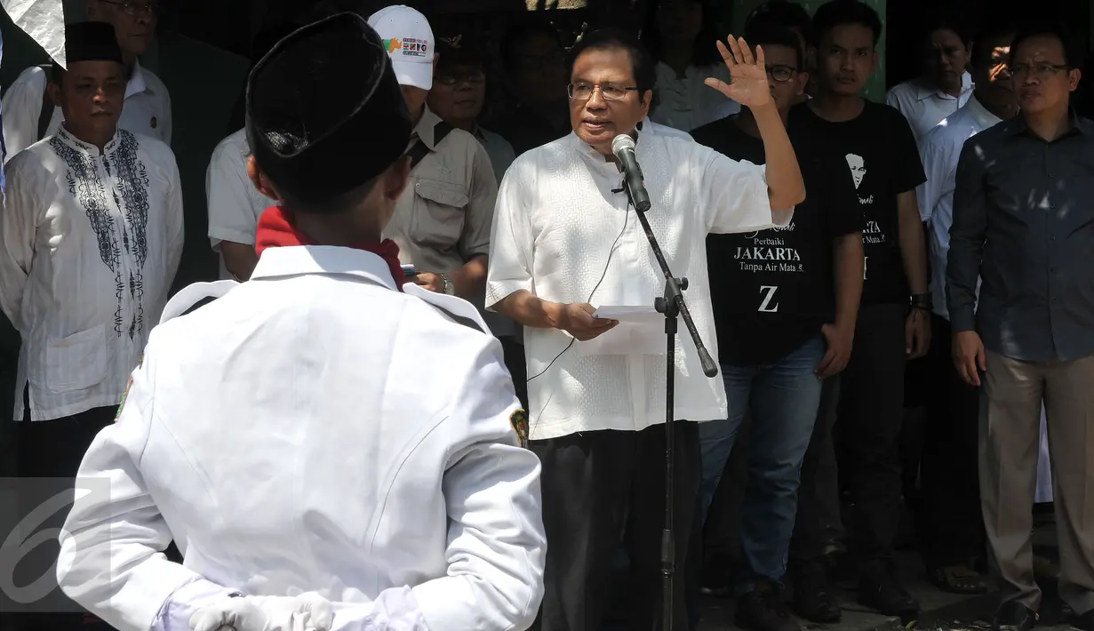 Mantan Menko Maritim, Rizal Ramli berpidato saat mengikuti upacara bendera peringati Hari Kemerdekaan ke 71 di RT 08 Bukit Duri, Manggarai, Jakarta Selatan, (17/8). Upacara dipimpin oleh Mantan Menko Maritim, Rizal Ramli .(Liputan6.com/Johan Tallo)
