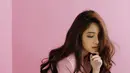 Saat bergaya candid memegang dagu, pelantun Cinta Rahasiaku ini terlihat begitu berkarisma. Ia juga sangat pandai memadu padankan celana dan pakaian merah muda yang dipakainya. (Liputan6.com/IG/@nataliezenn24)