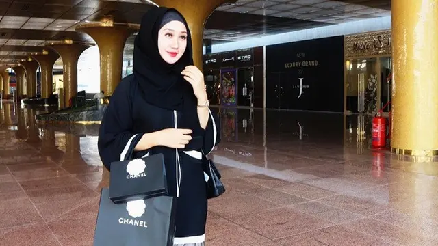 7 Inspirasi Gaya Hijab Saat Lebaran Ala Dian Pelangi, Tetap Stylish