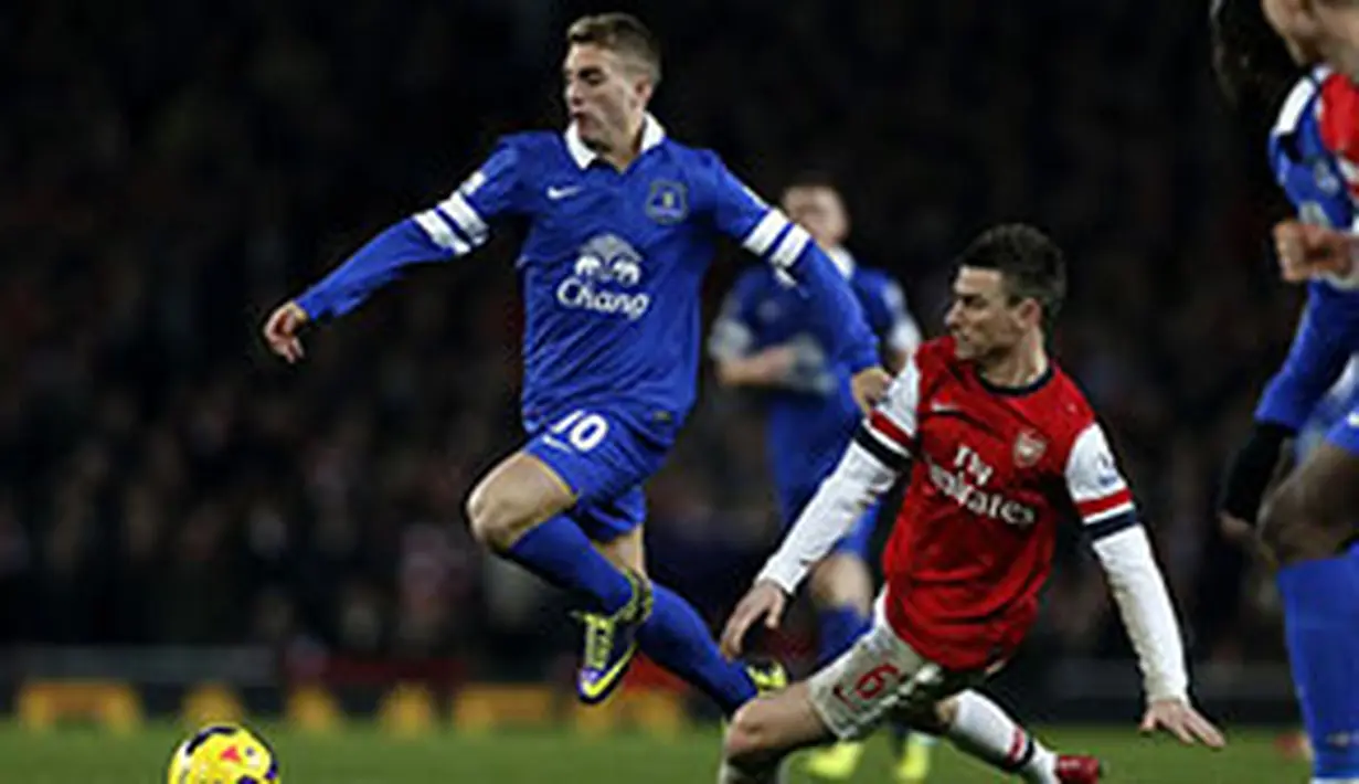 Duel Gerard Deulofeu dan Laurent Koscielny, Minggu 8 Desember 2013. (AFP/Adrian Dennis)