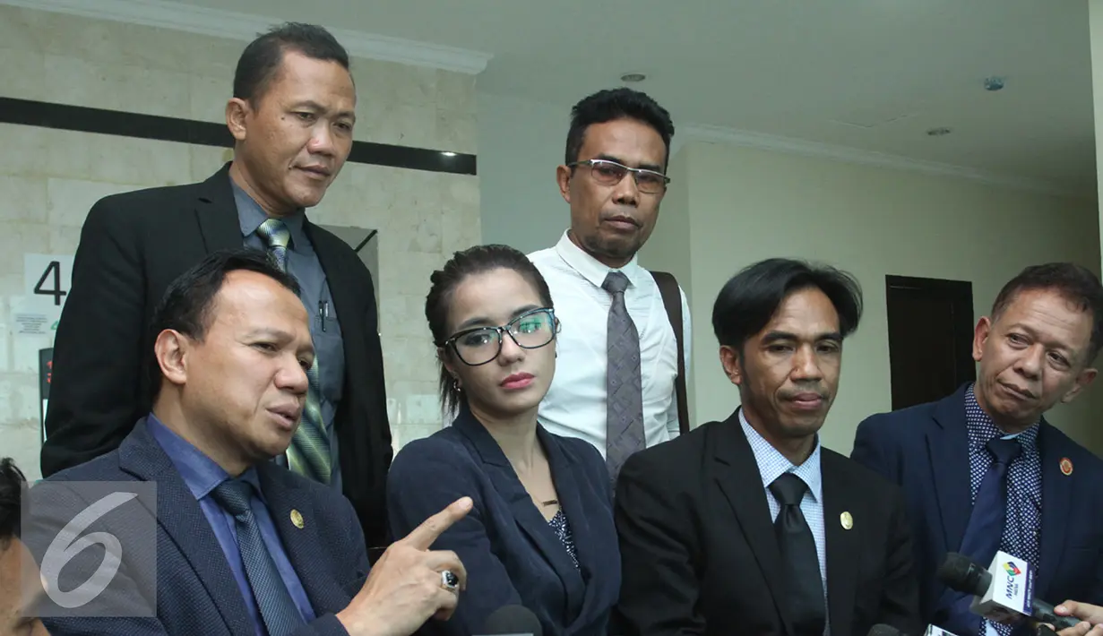Sheila Marcia (kedua kiri) didampingi kuasa hukumnya saat berada di Pengadilan Negeri Tangerang, Selasa (20/7). Sheila Marcia tetep kekeh untuk mengakhiri rumah tangganya dengan Kiki Mirano. (Liputan6.com/Herman Zakharia)
