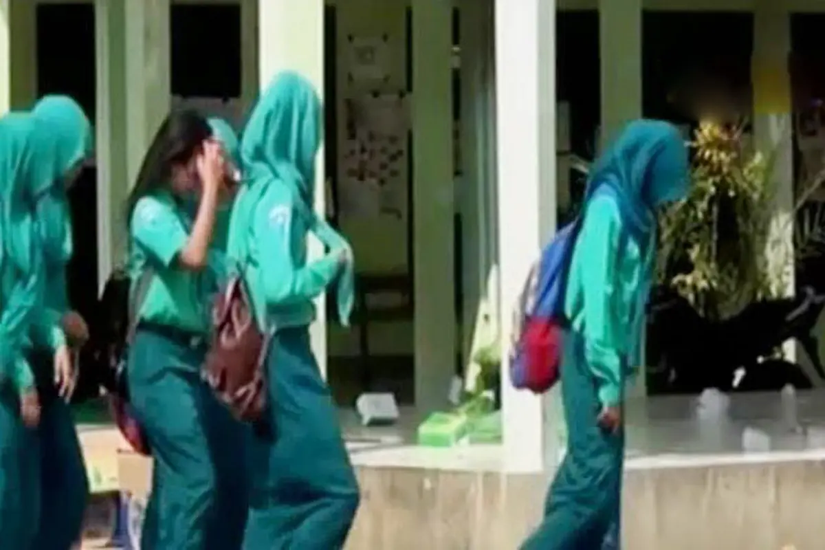 Wali Murid di Kediri Protes Pelepasan Jilbab untuk Foto Ijazah
