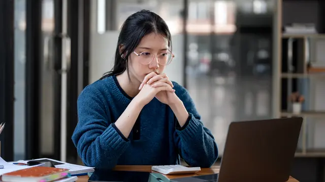 wanita juni berpikir