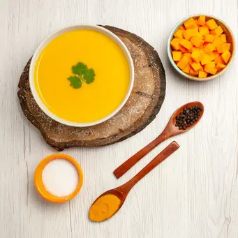 Wortel dikenal sebagai salah satu sayuran akar yang memiliki banyak manfaat kesehatan. Kandungan vitamin A, vitamin C, serta serat di dalamnya sangat baik untuk menjaga daya tahan tubuh dan kesehatan pencernaan. (foto/dok: freepik/kamranaydinov)