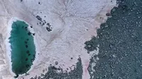 Gletser atau lapisan es dari salju di Presena Glacier berubah warna menjadi pink atau merah muda. (AFP)