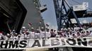 Anak-anak panti asuhan saat menyambut kedatangan Kapten beserta awak HMS Albion di Pelabuhan Tanjung Priok, Jakarta, Minggu (22/4).  Kapal HMS Albion rencananya turut ikut latihan gabungan dengan Angkatan Laut Indonesia. (Merdeka.com/Iqbal S. Nugroho)