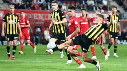 Pemain Twente, Mees Hilgers (tengah) berusaha mencetak gol ke gawang Vitesse dihalangi Gyan de Regt (kanan) pada laga lanjutan Liga Belanda 2023/2024 yang berlangsung di De Grolsch Veste Stadium, Enschede, Belanda, 27 September 2023. (AFP/Vincent Jannink)