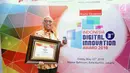 Dirut Bank DKI, Kresno Sediarsi menerima penghargaan Innovative Company in Digital Financial Services kategori Bank Pembangunan Daerah pada Indonesia Digital Innovative Awards 2018 di Jakarta,Jumat (25/05). (Liputan6.com/Pool/Budi)