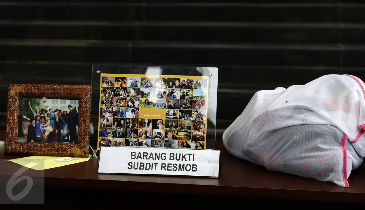 Barang bukti yang didapat dari tersangka Mursalim dirilis di Polda Metro Jaya, Jakarta, Jumat (11/9/2015). Pelaku ditangkap dalam pelariannya seusai membunuh WN Jepang Nishimura. (Liputan6.com/Yoppy Renato)