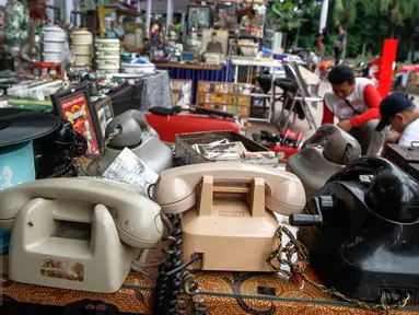 Telepon antik dijual pada pagelaran 'Jakarta Vintage Weekend Market' di Tugu Proklamasi, Jakarta, Minggu (20/12/2015). Kegiatan ini dalam rangka mengumpulkan sumbangan untuk para veteran yang hidup miskin. (Liputan6.com/Faizal Fanani)
