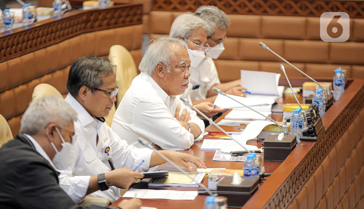Menteri Pekerjaan Umum dan Perumahan Rakyat (PUPR) Basuki Hadimuljono (tengah) mengikuti rapat kerja bersama Komisi V DPR RI di Kompleks Parlemen, Senayan, Jakarta, Selasa (17/1/2023). Rapat tersebut membahas tentang pembahasan program-program Kementerian PUPR tahun 2023 dan evaluasi pelaksanaan anggaran tahun 2022. (Liputan6.com/Faizal Fanani)