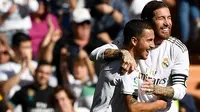 Gelandang Real Madrid, Eden Hazard, merayakan gol yang dicetaknya ke gawang Granada pada laga La Liga Spanyol di Stadion Santiago Bernabeu, Madrid, Sabtu (5/10). Madrid menang 4-2 atas Granada. (AFP/Pierre-Philippe Marcou)