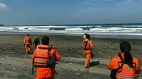 Nampak beberapa orang tim Basarnas tengah melakukan pencarian satu jenazah warga sekitar Pantai Cijeruk, yang hanyut terbawa ombak kemarin (Liputan6.com/Jayadi Supriadin)