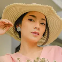 Selain gaunnya yang mencuri perhatian, penambahan aksesoris seperti anting-anting dan topi pun juga menjadi sorotan. Kedua hal tersebut membuat penampilan Dinda terlihat makin flawless. (Liputan6.com/IG/dindakirana.s)